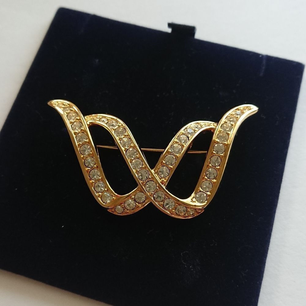 SWAROVSKI CRYSTAL BROOCH PIN IN GOLD TONE METAL - letter "W"